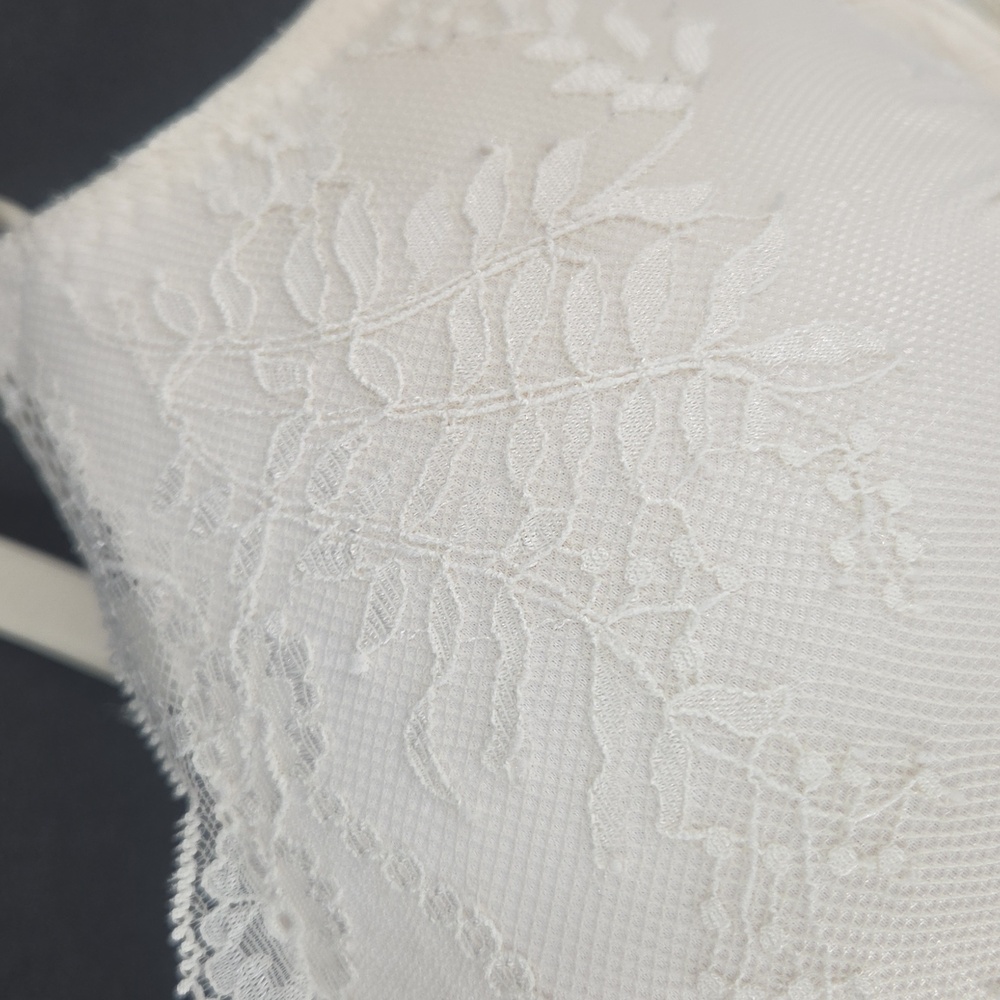 Victoria's Secret Cream Lace Push-Up Bra - Picture 2 of 6